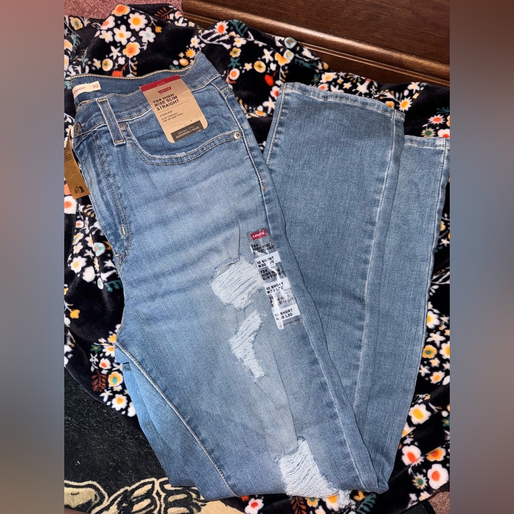 Levi's Women’s 724 High Rise Slim Straight Distressed NWT
